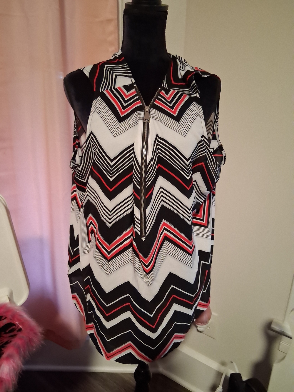 Avenue Black White Red Chevron Zip-Front Sleeveless Blouse